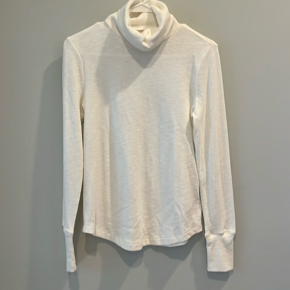 Gap - women’s ribbed turtleneck - size small. White. NWOT